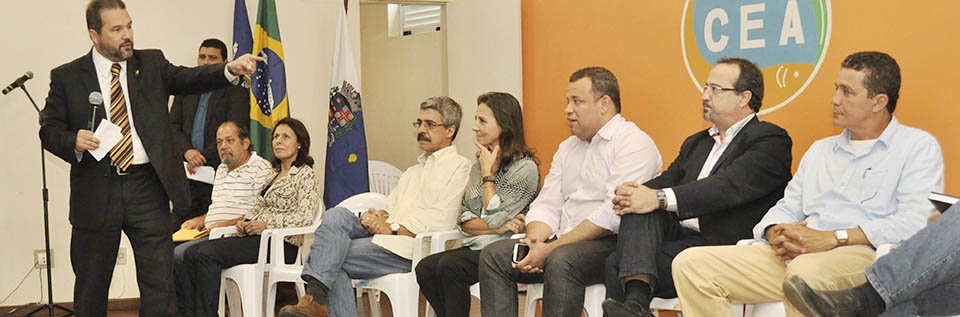 Capa da notícia: Ministro da Pesca entrega licenças em Angra
