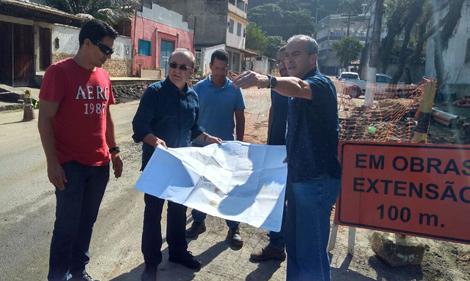 Capa da notícia: Seguem as obras de coleta de esgoto do Parque das Palmeiras