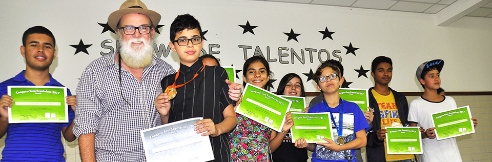 Capa da notícia: Alunos da UTD recebem medalha e certificados