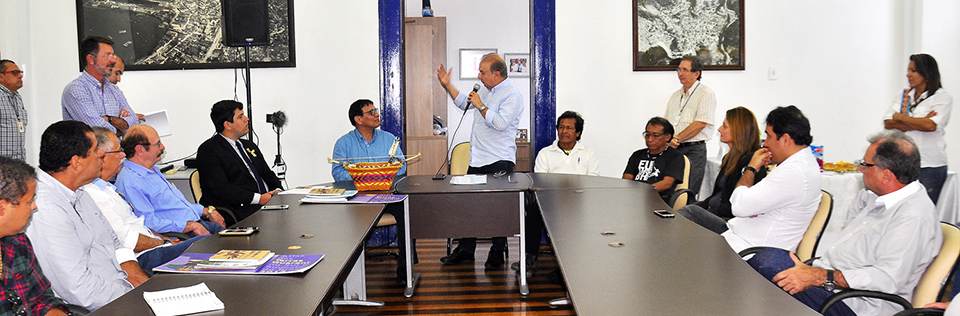 Capa da notícia: Prefeito e vice recebem presidente da Funai e os Guaranis