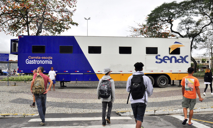 Capa da notícia: Carreta Escola de Gastronomia ficará 4 meses em Angra