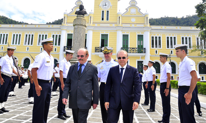 Capa da notícia: Prefeito e vice prestigiam aniversário do Colégio Naval