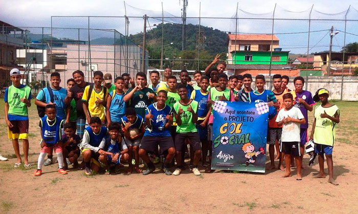 Capa da notícia: Alunos do Gol Social têm atividades no campo do BNH