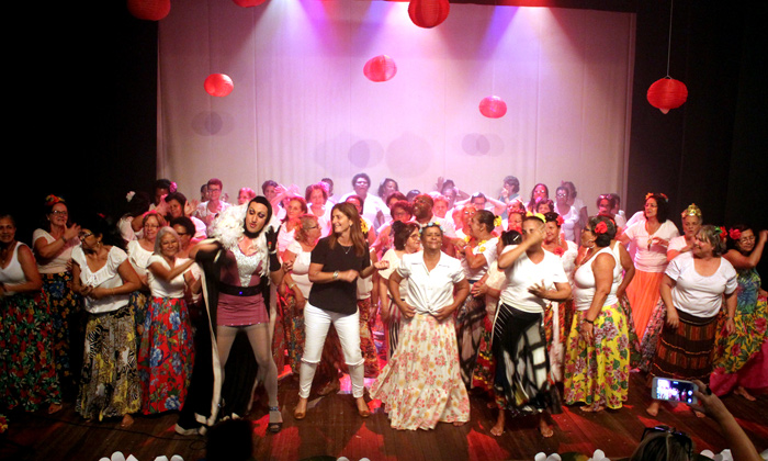 Capa da notícia: Cantando e dançando no Teatro Municipal