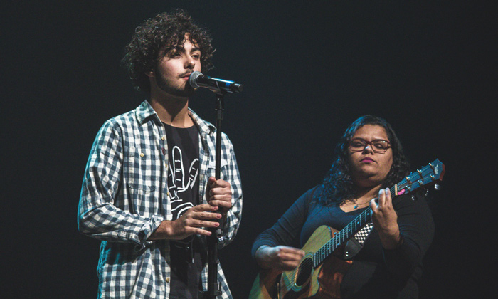 Capa da notícia: Jovem angrense apresenta seu primeiro show ao vivo