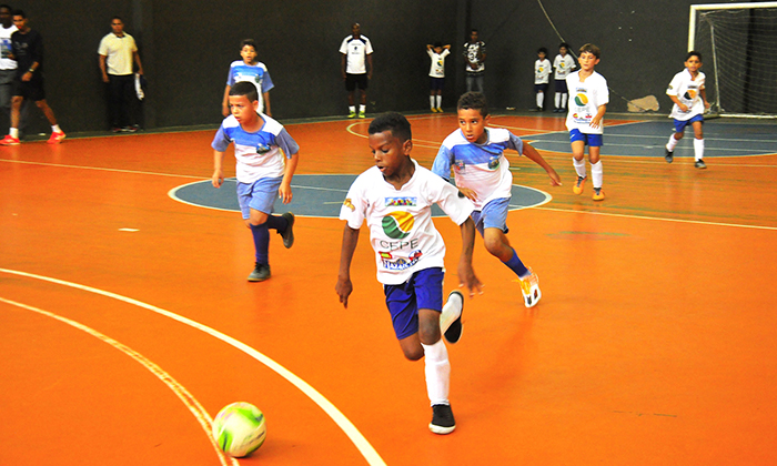 Capa da notícia: Criançada fez a festa no Festival Dente de Leite de Futsal