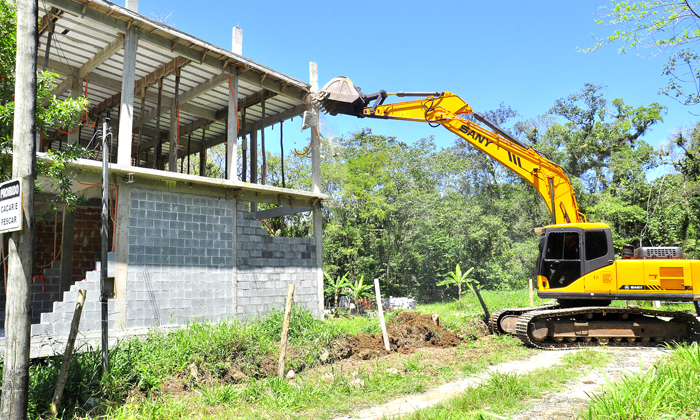 Capa da notícia: Obra em área de proteção permanente no Ariró é demolida