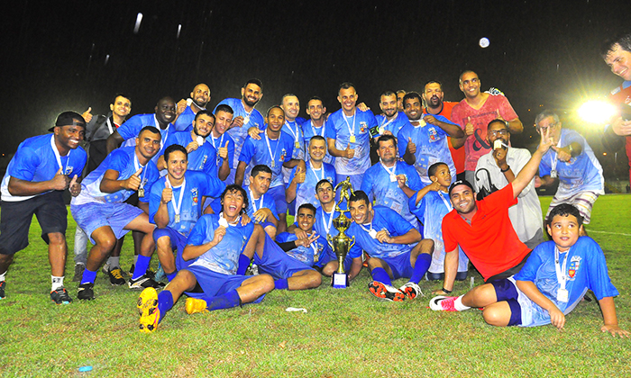 Capa da notícia: Câmara vence Esporte e levanta a taça