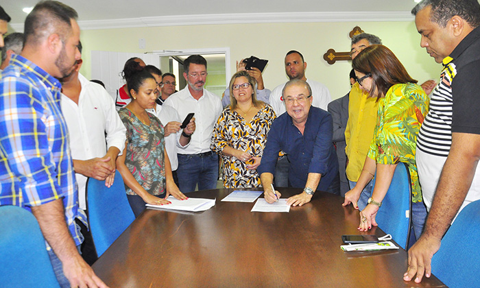 Capa da notícia: Prefeito participa de abaixo assinado em favor do BrasFels