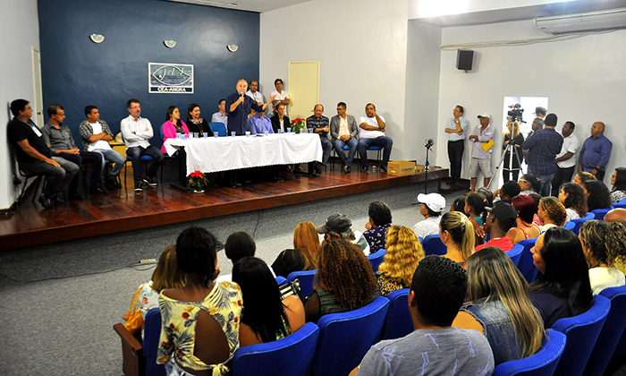 Capa da notícia: 164 moradores recebem escrituras definitivas de suas casas