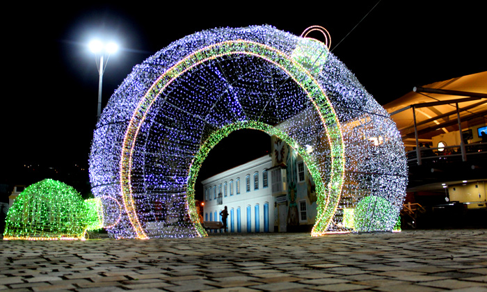 Capa da notícia: Centro da cidade continua recebendo luzes e decoração