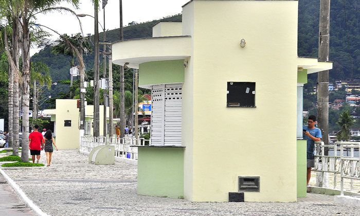 Capa da notícia: Quiosques da Praia do Anil começam a funcionar