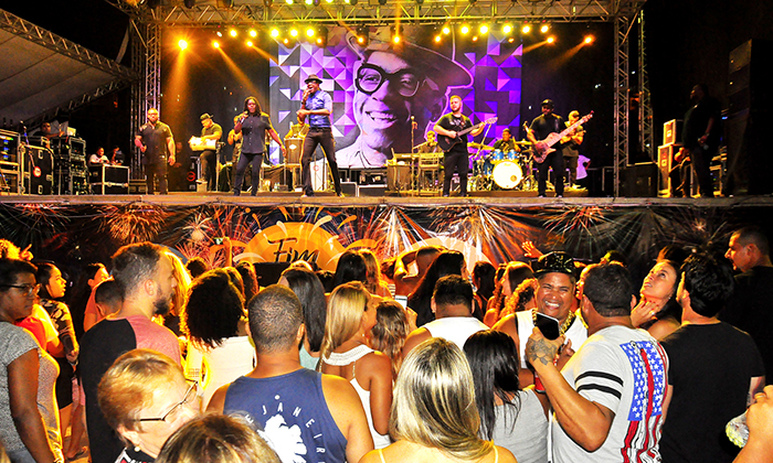 Capa da notícia: Mais que só um show, Mumuzinho conquista a Praia do Anil