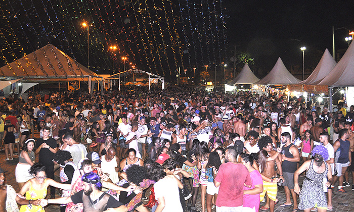 Capa da notícia: Carnaval em Angra terá 12 dias de folia 