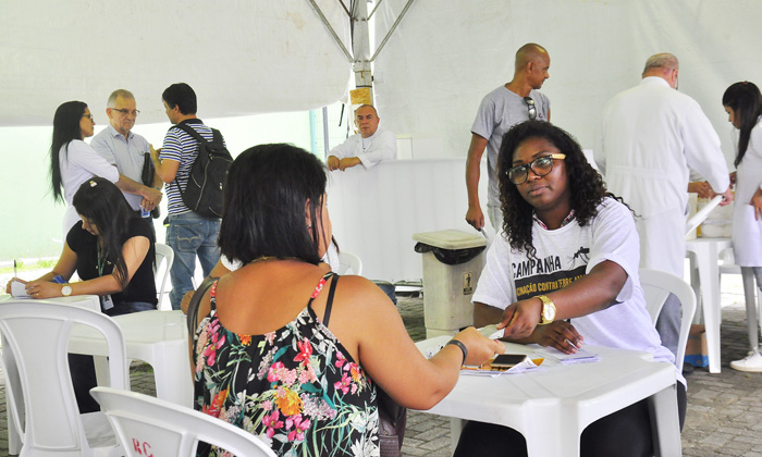 Capa da notícia: Dia D contra a febre amarela imuniza 4.477 pessoas