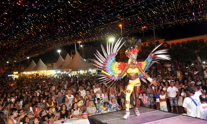 Capa da notícia: Eleição das rainhas gay e do carnaval no Barracão do Samba
