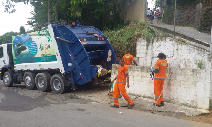 Capa da notícia: Vital já trabalha na coleta de lixo em Angra