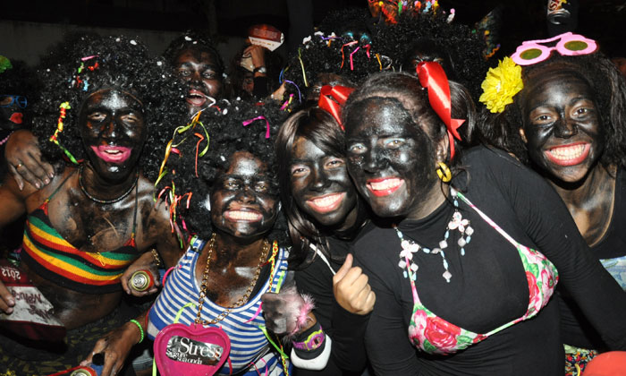 Capa da notícia: Blocos começam a desfilar no carnaval de Angra nesta quarta