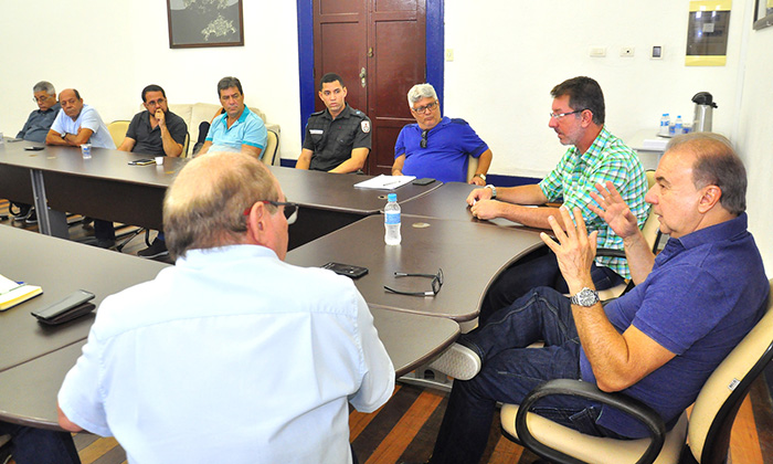 Capa da notícia: Prefeito se reúne com as polícias Militar e Civil