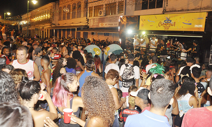 Capa da notícia: Sexta de muita alegria e paz no carnaval de Angra