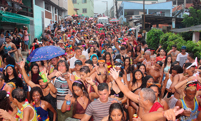 Capa da notícia: Terça de carnaval animada mesmo com chuva