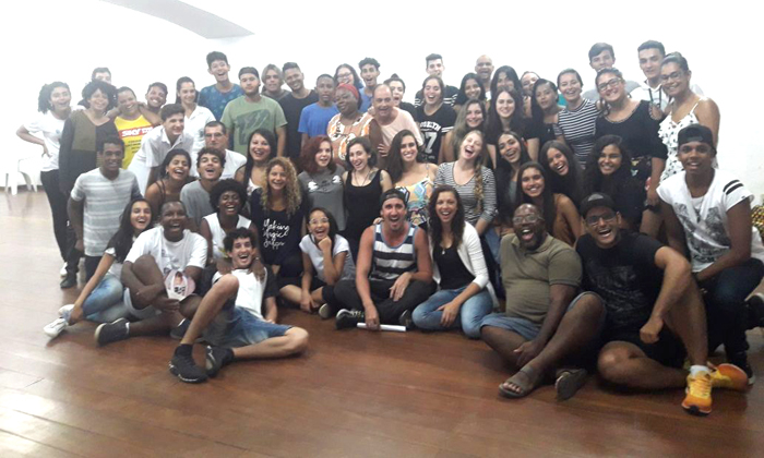 Capa da notícia: Maykon Renan reúne mais de 50 pessoas em oficina de teatro