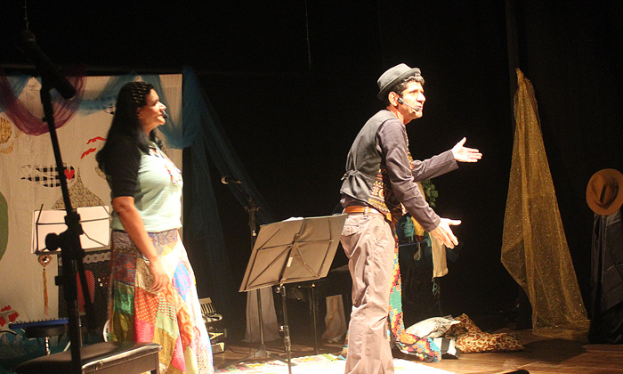 Capa da notícia: Peça teatral abre programação em homenagem à mulher
