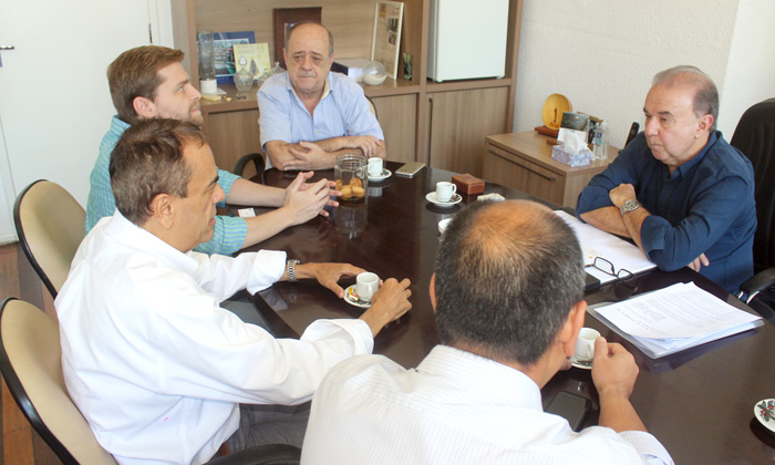 Capa da notícia: Prefeito recebe presidente da Shell