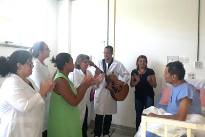Capa da notícia: Paciente com depressão reage após sessão de musicoterapia