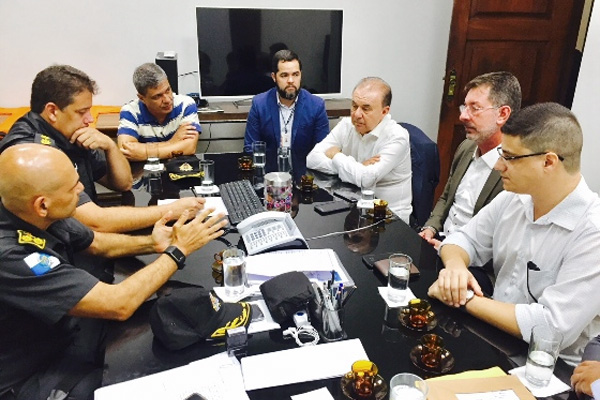 Capa da notícia: Assinado o convênio para a compra de 20 viaturas para a PM