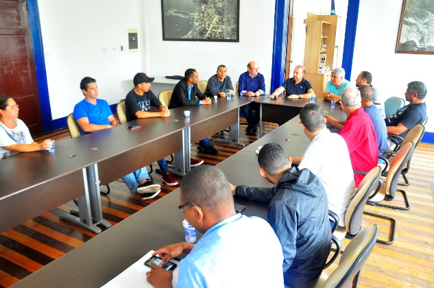 Capa da notícia: Prefeito recebe moradores da Monsuaba