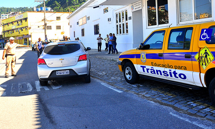 Capa da notícia: Blitz educativa abre programação do Maio Amarelo