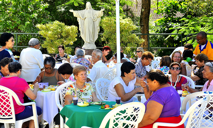 Capa da notícia: 3º Idade comemora Dia das Mães com almoço festivo