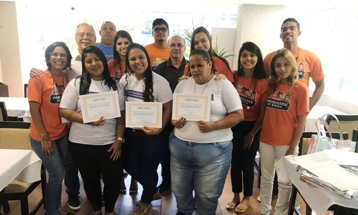 Capa da notícia: Alunas de curso profissionalizante recebem certificado