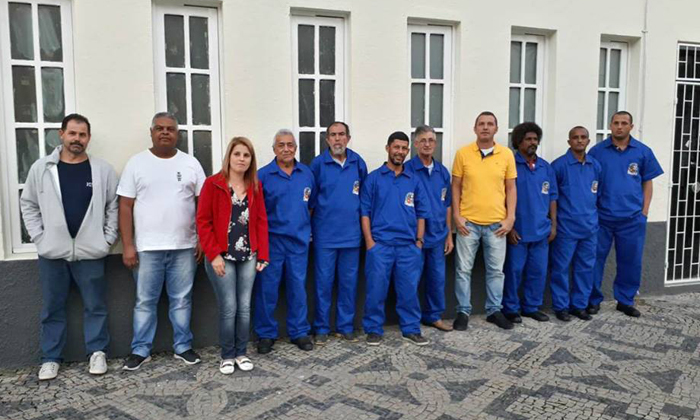 Capa da notícia: Coveiros municipais recebem uniformes
