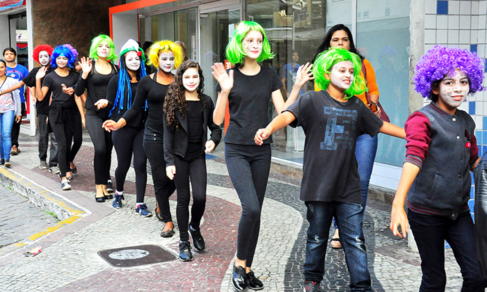 Capa da notícia: Alunos de teatro promovem intervenção  artística nas ruas
