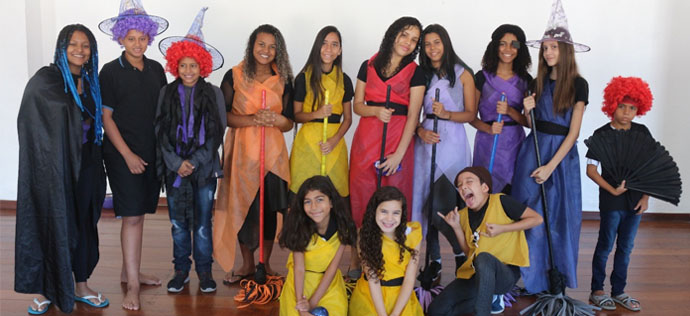 Capa da notícia: Alunos de teatro apresentam “A Bruxinha Que Era Boa”