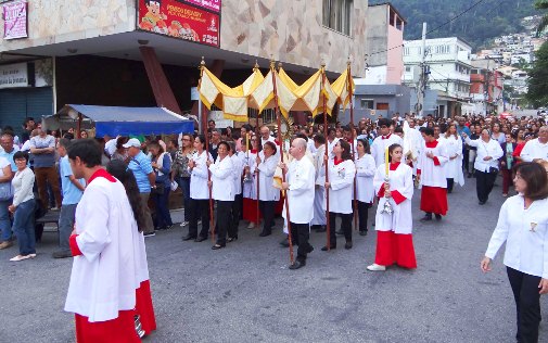 Capa da notícia: Milhares de fiéis acompanham procissão  de Corpus Christi