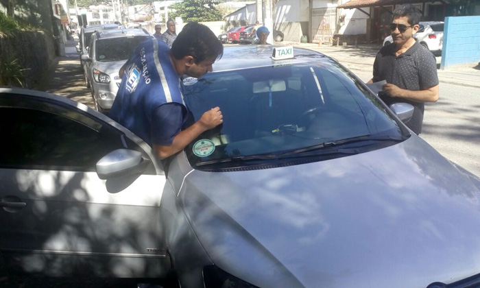Capa da notícia: Ipem realiza aferição de taxímetros em Angra