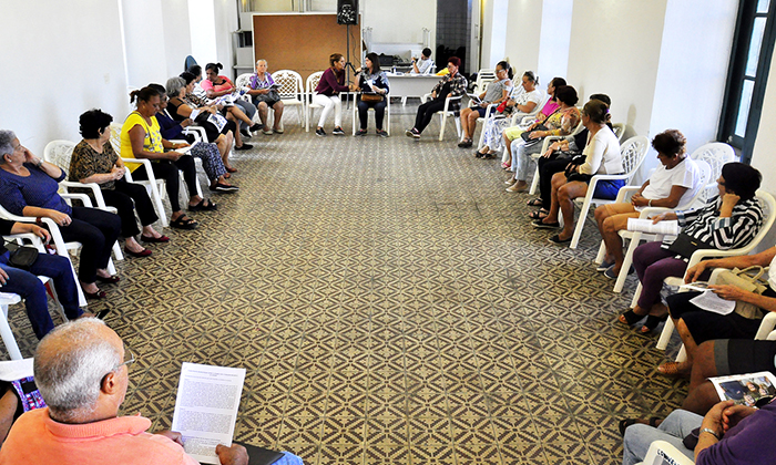Capa da notícia: Idosos discutem sobre como chegar bem à terceira idade