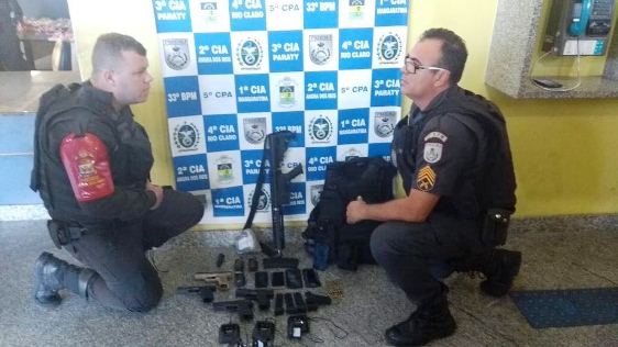 Capa da notícia: Proeis prende 6 e apreende fuzil, pistolas e munições