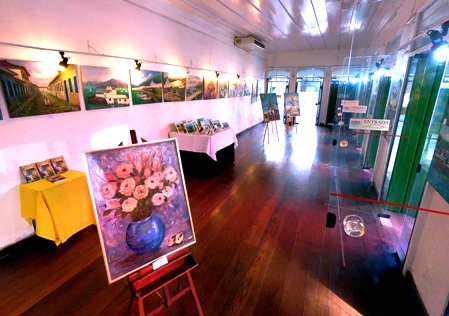 Capa da notícia: Alda de Assis e Carlos Franca apresentam exposições em Angra