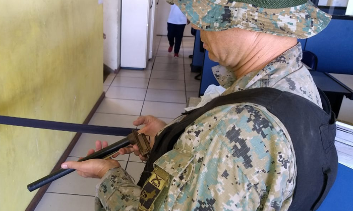 Capa da notícia: Após denúncia, arma de caça é apreendida