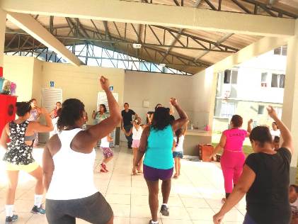 Capa da notícia: Aulas de zumba, treinamento funcional e futebol feminino