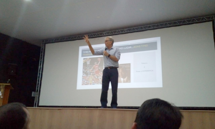 Capa da notícia: Palestra sobre liderança no Colégio Naval