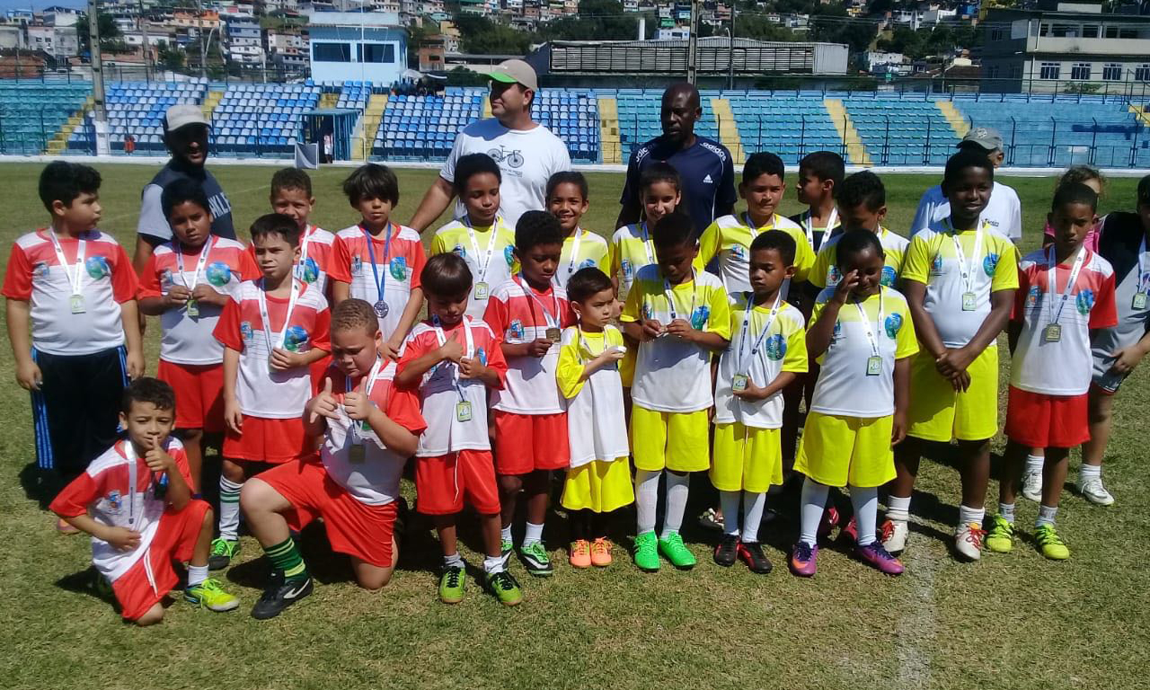 Capa da notícia: Alunos do gol social participam de amistoso
