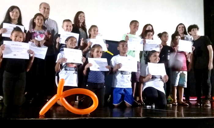 Capa da notícia: Projeto Arte e Cultura forma primeira turma de teatro