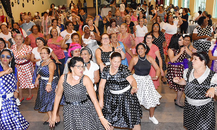 Capa da notícia: Festa dos Anos 60 anima a 3ª idade em Angra
