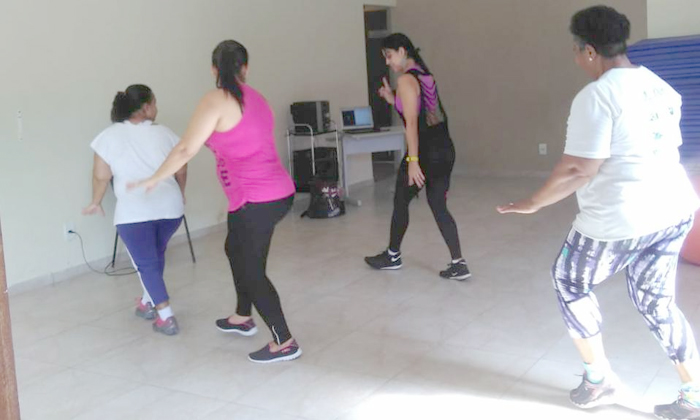 Capa da notícia:  Aula de zumba no Cras Nova Angra