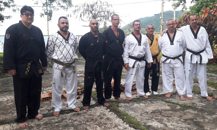 Capa da notícia: Alunos de Taekwondo fazem exame de faixa